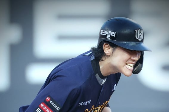 'Overtaking Samsung' to reclaim the top spot after 70 days! The 34-yearage pre-FA bat delivered at the end... A blast of three-run, two-out bases-loaded double by a former MLB player swept all three runs.