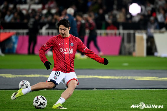Lee Kang-in calentando antes del partido. /foto=NEWS1