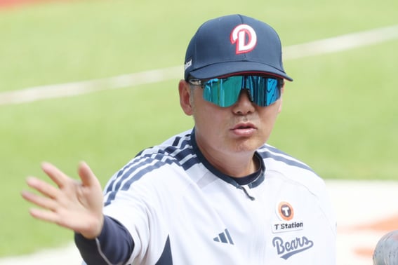 'Aiming for Third Place!' Doosan Manager Kim Won-hyung praised 'Total of 8 players' named, saying "Thank you to the fans who filled the stands"
