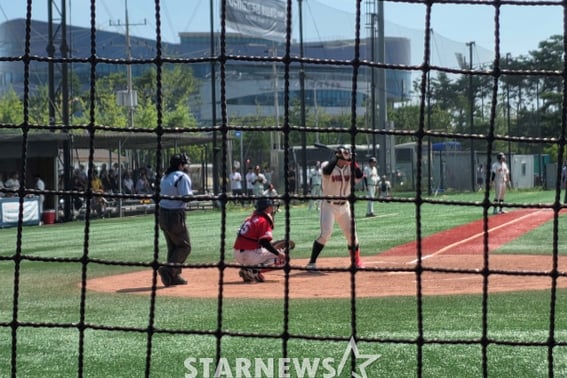 "Someone has to collapse before things change." Professionals had games cancelled due to extreme heat, while high school students ran under a scorching 37℃ sun without even being able to use the locker rooms.