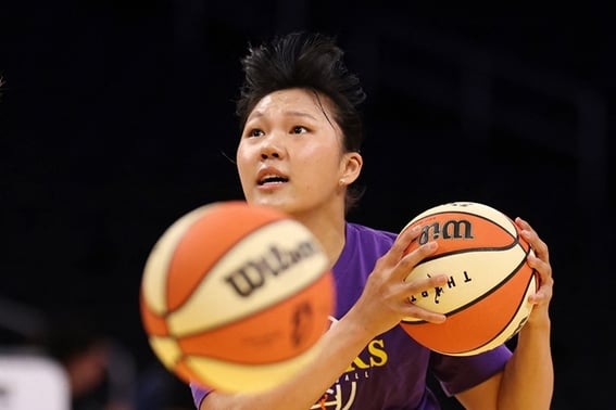 Amazing Park Ji-hyun: Did she really score 12 points and dished out 4 assists in just 18 minutes? She helped the team break its six-game losing streak.