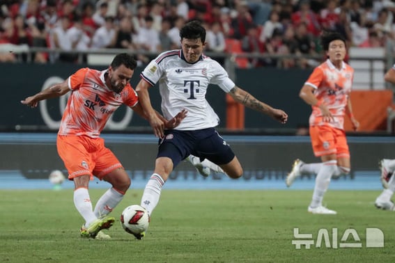 A steel wall in the Jeju night sky! Kim Min-jae's '36-minute showtime' was enough → Standing ovation as soon as he was substituted... Munich defeats Jeju 2-1 [Jeju On-Site Review]
