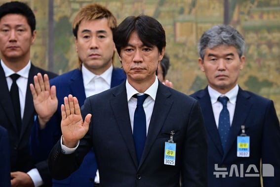 '警察署の調査室に座っていた元国代表監督'ホン・ミョンボ、結局'被疑者の身分'で警察に呼ばれた··· 初の召喚調査「業務妨害・共同正犯の疑い」