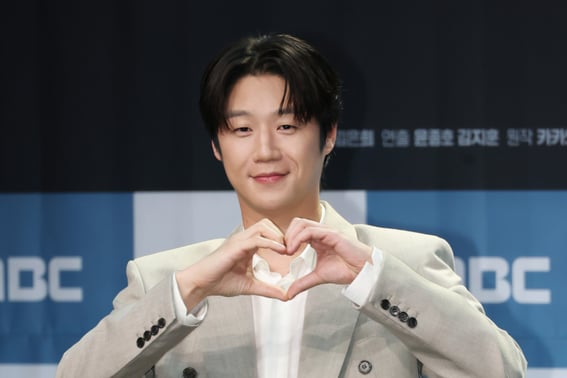 Nhà phê bình Kim Do-hoon, "Jeong Jun-won = khái niệm người hướng nội" xóa bài viết chỉ trích "Diễn xuất thì tài ba lắm" [Star Issue]
