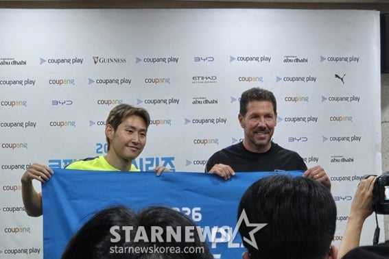[On-site Interview] Coach Simeone Already Captivated by Lee Kang-in's 'Humility': "This Is the Kind of Player Atlético Needs"