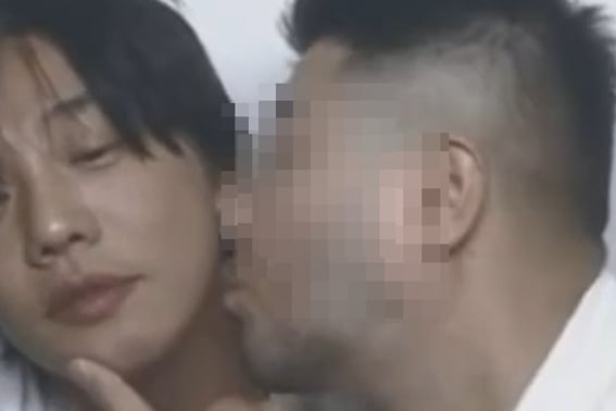 NO自粛・NO気配り『麻薬犯』..ユ・アイン、堂々と男友達と「頬キス」"愛してるよ"ラブスターをキャッチ [スター・イシュー]