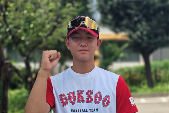 "I almost became a Kiwoom fan because of Kim Hye-seong." A die-hard Hanwha fan who switched to batting left-handed following Jung Eun-won has become a five-tool shortstop at Deoksu High School [Interview]