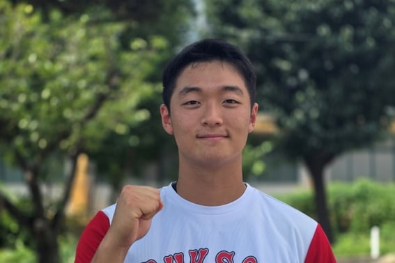 "En las entrevistas televisivas pude contenerme bien... pero al entrar al banquillo, de repente no pude evitar llorar desconsoladamente". ¿Por qué el receptor de Deoksu High School, Seol Jae-min, no pudo contener sus lágrimas tras la victoria 17 años después? [Entrevista]