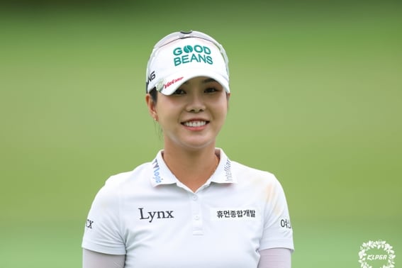 'Diez años tras el debut': Jang Eun-soo llora su victoria, primer título de su carrera en el torneo KLPGA Jeju Samdasoo