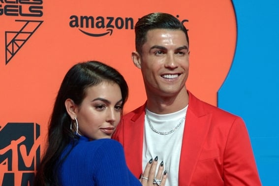 '驚き' ロナウドも笑った、'サプライズ結婚'が嘘だったとは··· 『なんと2000人もの徒歩が無駄に』どうしてこんなことが