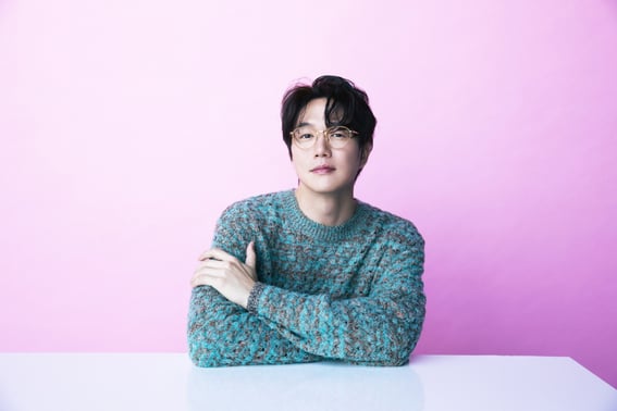 Singer Sung Si-kyung receives award at a drinking table!
