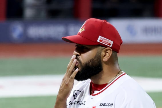 5回戦6回目の末に見つけた！ 最高155㎞の速球で1ヶ月で「もう」3勝··· 謙虚なSSGの外国人エース「捕手のチョ・ヒョンウの良いリードのおかげ」