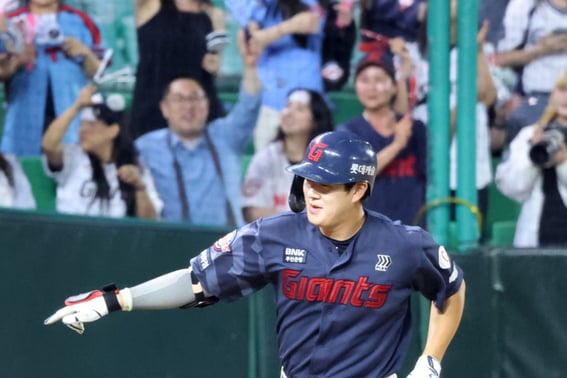 'First-half.228 → Second-half.392' Batting average surges vertically! What has changed for Lotte's Na Seung-yeop... "Better than expected" Kim Tae-hyung praises