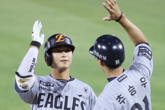 In the bottom of the 9th inning with two outs, a 3-3 tie was broken by Noh Si-hwan's hit, an error, and Heo In-seo's go-ahead hit. Hanwha secured a tense 4-3 victory in extra innings, halting Doosan's five-game winning streak. [Jamsil On-Site Review]