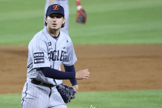 "We won't give up; please continue to support us." Foreign investor ace Owen White of the Hanwha Eagles focuses solely on autumn baseball, putting the team first.