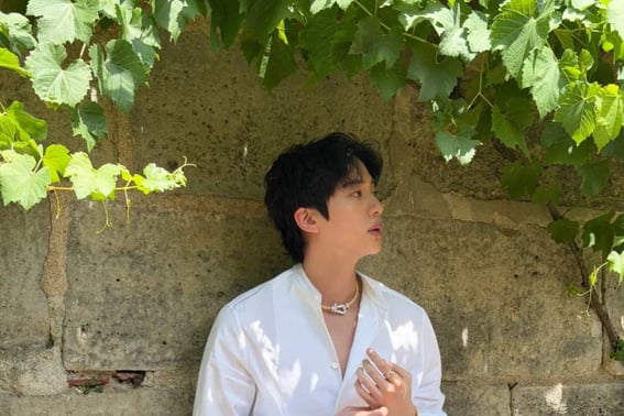 Vì thế mà "Worldwide Handsome"..BTS Jin, mở cúc áo khoe vẻ đẹp chết người