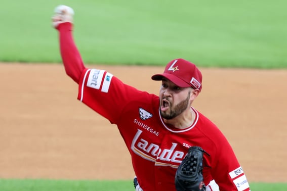 "Hatch's shoulder is uncomfortable." Despite a disastrous outing by the Japanese pitcher with 7 earned runs, why did he pitch an extra inning? [Jamsil Field] ERA 6.02 foreign investor takes rest this week