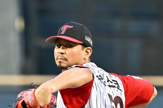 ¿Fue demasiado exigirle que lanzara dos veces por semana? El lanzador de la MLB con 112 victorias y un juego perfecto de siete entradas, fue destrozado por el equipo noveno de la KBO → Recibió dos jonrones y permitió cinco carreras