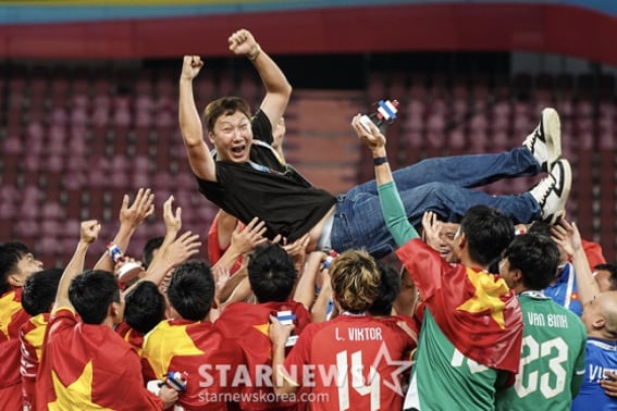 "Even Park Hang-seo couldn't achieve this feat": Kim Sang-sik's Vietnam crushes Malaysia 2-0, seizing the initiative for the ASEAN Cup semifinals.