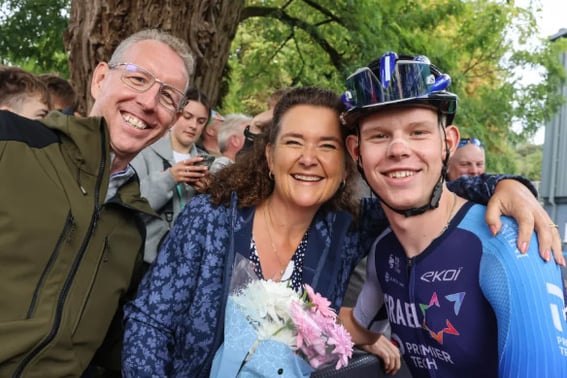 “Se derrumba el corazón de un padre, pero recuerda a tu hijo”: padres del prometedor ciclista fallecido de 19 años expresan su doloroso homenaje... “Trágica colisión de vehículo contra bicicleta en competición”