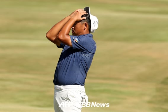 Wow! "From a tie for sixth to sole second place"—Kim Si-woo's incredible finish on the final day of the PGA Playoffs Round 1, a thrilling runner-up performance that secures his spot in Round 2.
