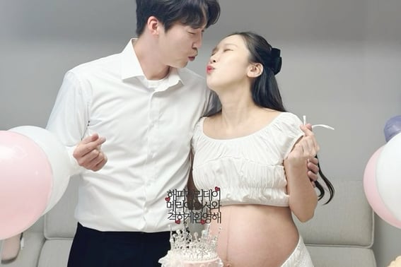 クロップトップを着て自信満々のDライン..パク·ソヨン♥ムン·ギョンチャン、出産D-9の満胎セルフィー