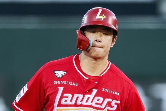 'From a .100 hitter to 0.930 OPS in the second half, ultimately hitting 20 home runs': Proving the value of power hitter Kim Jae-hwan, who signed for 2.2 billion won, and signaling the revival of the 'power unit' in his final season at Munhak Stadium