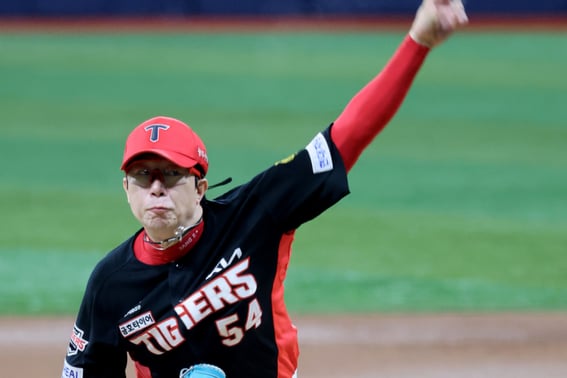 "Because I was able to pitch steadily without getting injured, this meaningful record came about..." A grand record that even Seon Dong-yeol and Lee Kang-cheol could not achieve, set by ace pitcher Yang Hyeon-jong