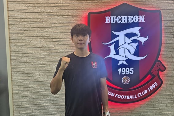 It was not a battle for the starting spot, but rather support for a junior player that came first: Kim Hyung-geun's smile at Kim Hyun-yeop's performance... "Do everything you want," with top-tier advice.