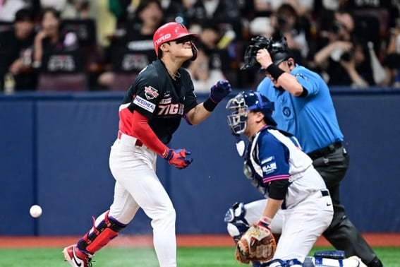 A 156 km/h fastball that struck Kim Do-young's elbow → An Woo-jin also felt a chill, saying, "Since he is a batter who leaves no room when he crowds the plate, I tried to pitch deep and made a mistake..."