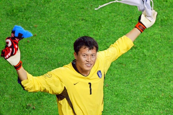 "He plays even better than Lee Woon-jae at his peak," Kim Sang-sik also marvels, as mixed-race goalkeeper becomes Vietnam football's "new hero"