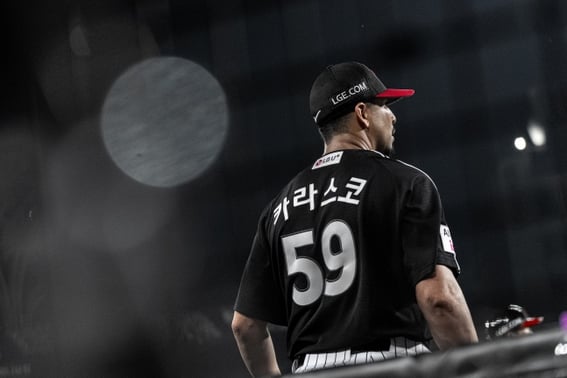 'Led 8-0, then allowed 3 runs → bases loaded → clinched QS victory' Trauma of 9-0 comeback loss broken by 39-year-old veteran "Victory thanks to fans who cheered nonstop until the 9th inning" [Daejeon]