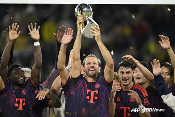 "¡No quiero ver más a Richarlison, por favor!" Los fans de Tottenham piden SOS a Kane tras la "catástrofe 0-3" en el debut del equipo... mientras el campeón sostiene la copa.