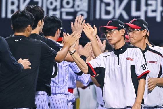 'Lim Chan-kyu's 12th Win, Austin Dean Back-to-Back Blasts' LG Ends 66-Day Drought with Three Straight Wins, But KIA Also Wins Again: 'No Way to Escape' [Jamsil On-site]