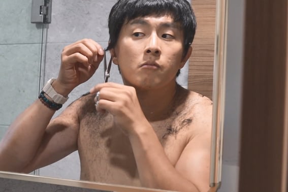 Trần trụi, toàn thân tóc bám đầy..Kian84 "Để sống, tôi đang thay đổi" [Tôi sống một mình]