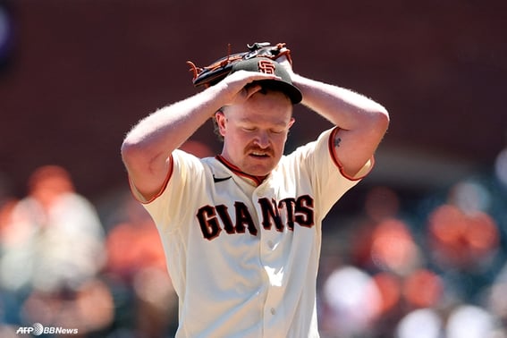 'Wow, Lee Jung-hoo's team is just too much.' 9:3→9:10 shocking comeback loss! The club surrendered a lead of six runs or more in the ninth inning for the first time in its history; even the ace's quality start was useless.