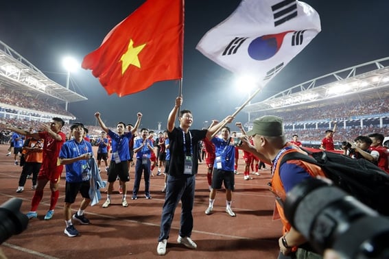 "Hôm nay tôi như đã trở thành vua bóng đá Việt Nam, sau trận đấu tôi đã gục ngã" — Cảm xúc vỡ òa của HLV Kim Sang-sik... Việt Nam vô địch 4 lần trong 2 năm