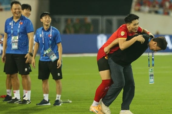 Manager Kim Sang-sik shares a heartwarming moment as he is carried onto the award stage by his 28-year-old disciple, drawing "roaring cheers" from Vietnamese fans.