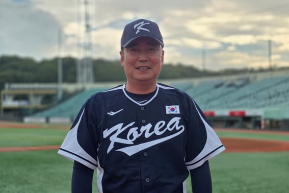 'Candidatos de primera ronda abundantes': el equipo nacional juvenil de béisbol sub-18 de Corea derrota a equipos profesionales desde su primer partido en vivo; lo que más alegró al entrenador Jung Yun-jin fue algo más [Desde Ulsan]