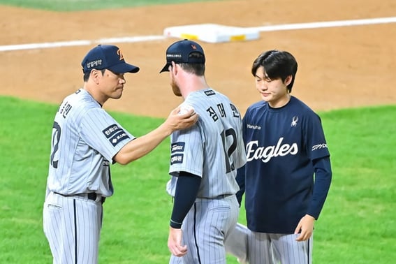 'Hanwha, 600 millones de wones en pérdidas por inversor extranjero': promedio de bateo permitido de 0.429 y efectividad de 14.06... 'Pensé que era el Bombardero, no Thor'