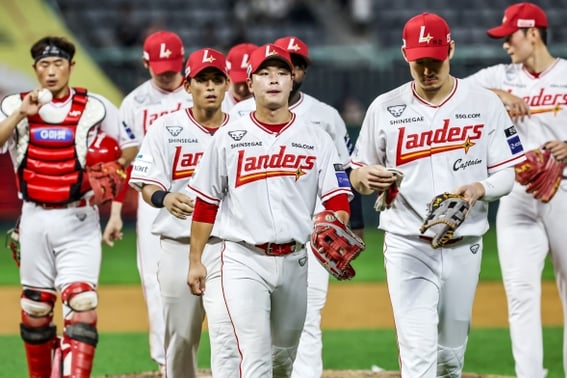 'Achieving 10 thousand won spectators for four consecutive years': SSG sweeps Hanwha in a double celebration after 1,236 days... "Happy to repay the fans," Manager Lee Seung-yong smiles as laughs