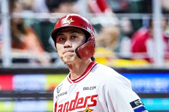 "When one thing goes well, another doesn't." A critical fielding error turned into a two-run home run and a clutch hit by an infielder who changed his own fate.