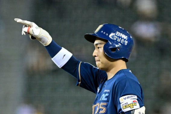 "I think I need to clear my mind." NC's Kim Hwi-jip endured a wrist fracture and opened up about his struggles before exploding with four hits two days later! It had been 742 days since the last time this happened.