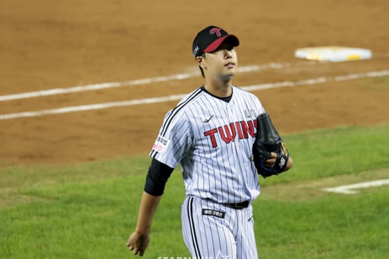 "Afraid he might get hurt if left in too long": 20-year-old LG rookie replaced early after 1⅔ innings, showing the manager's consideration... Park Si-won and Kim Yun-sik to continue starting [Busan]