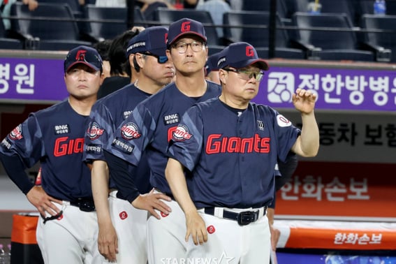 "No cargues con la presión, Iimura; el abridor también debe esforzarse", el mánager tranquiliza al inversor extranjero y exhorta al equipo de Lotte con 32 partidos por delante [Reporte desde Busan]