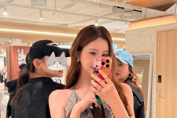 'Seven♥' Lee Da-hae, covers her heavily pregnant belly with a bag.. Less than two months until delivery [Star Issue]