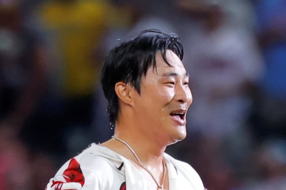 'As expected' Kim Ha-seong's legendary defense, a single glance right after being hit by the Japanese ace's pitch... Securing his starting spot again! 'ATL's unstoppable 5-game winning streak'