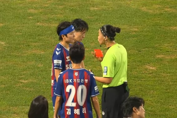 セクハラ発言と同じくらい驚くべき、レッドカードを「脅迫用」として使った女子サッカー審判の論争