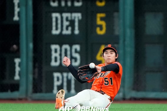 «Por fin» Lee Jung-hoo con jonrón → robo de base en ráfaga → anotación → base por bolas → ¡otra anotación! Brilló en su regreso como abridor, luchando valientemente a pesar de la derrota del equipo.