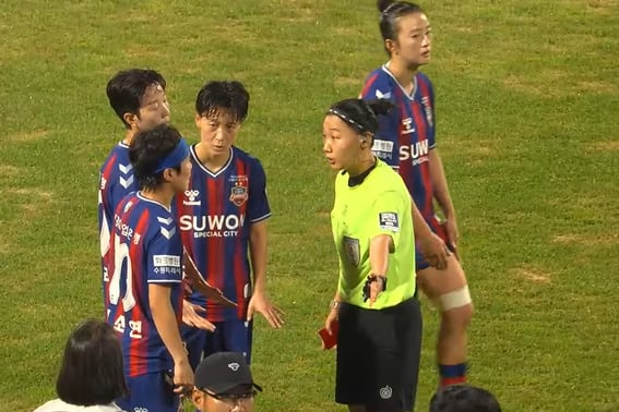 From the top official down to the referees, 'insults upon insults'... The Korean refereeing community finds itself at the center of controversy over its words.